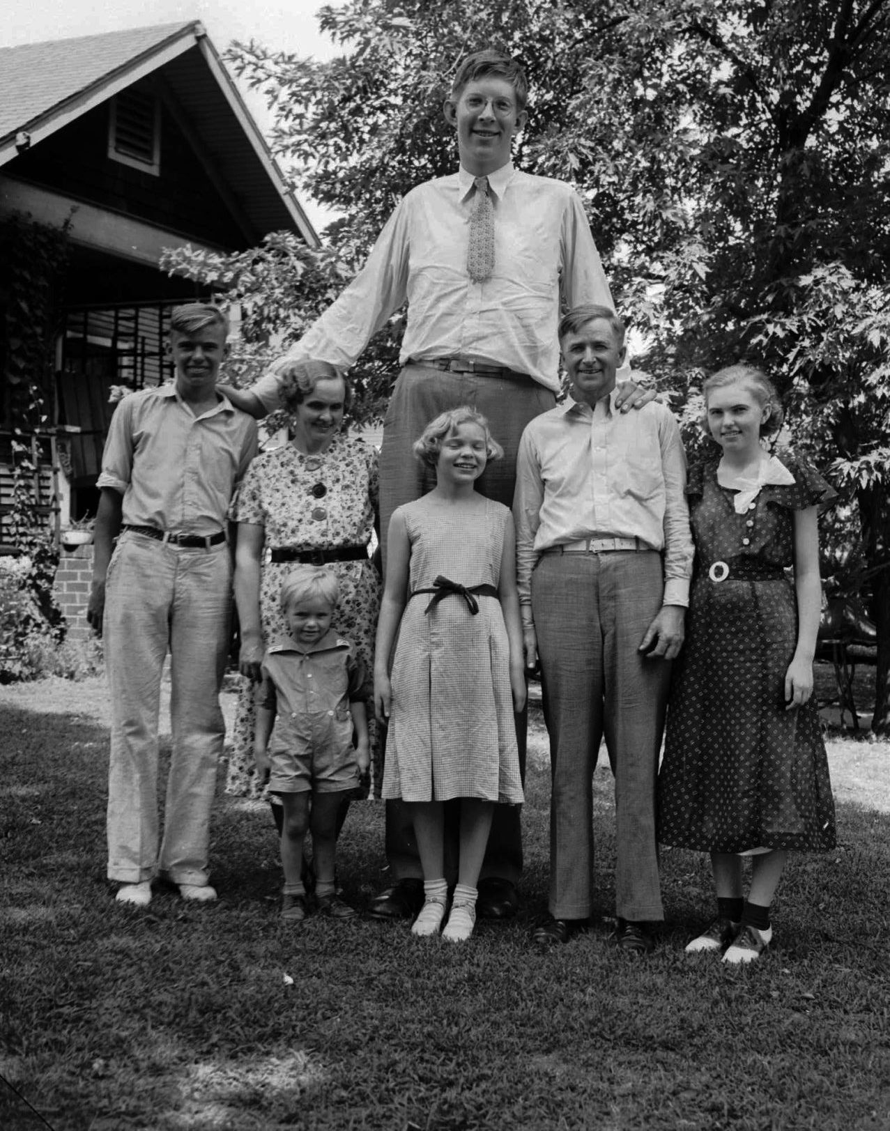 World's tallest man and world's largest hands